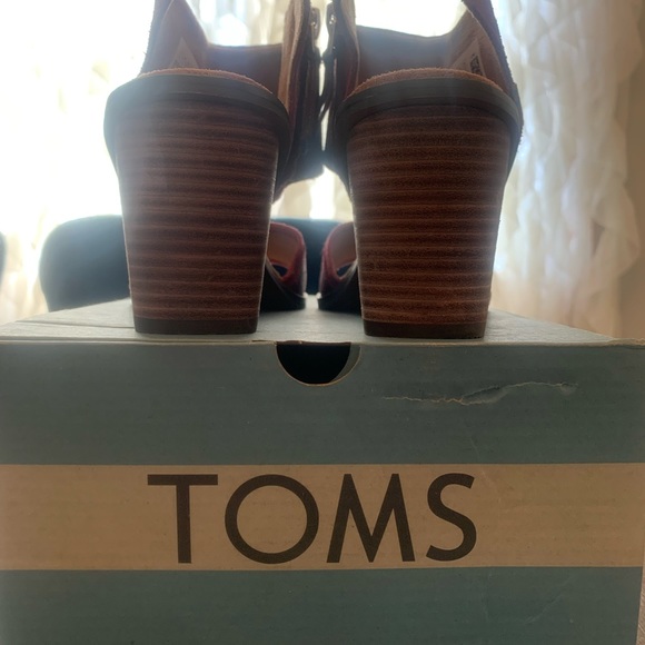 *NWT* TOMS - Picture 9 of 11